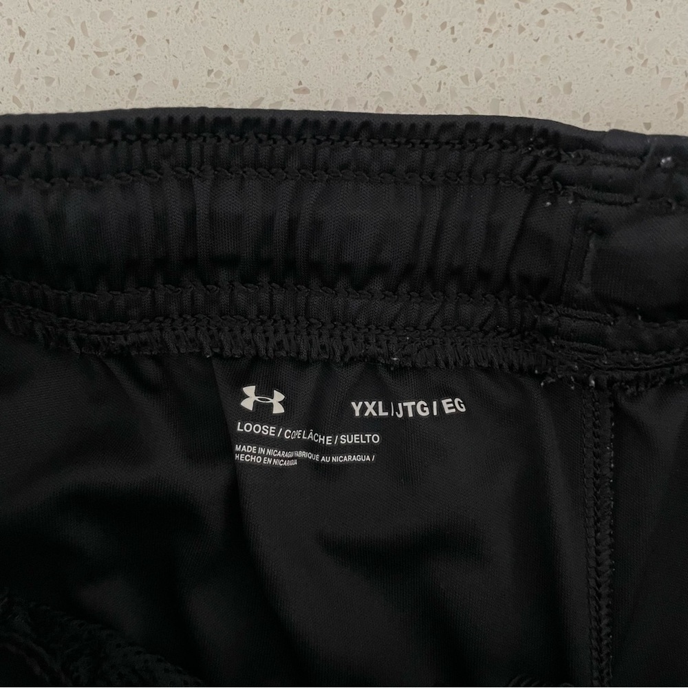 Under Armour Youth XL Black Athletic Shorts - Picture 5 of 7
